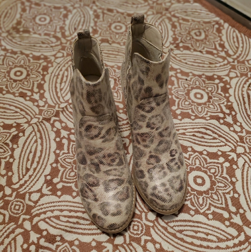 Nwt in box Leopard (9) wedge bootie